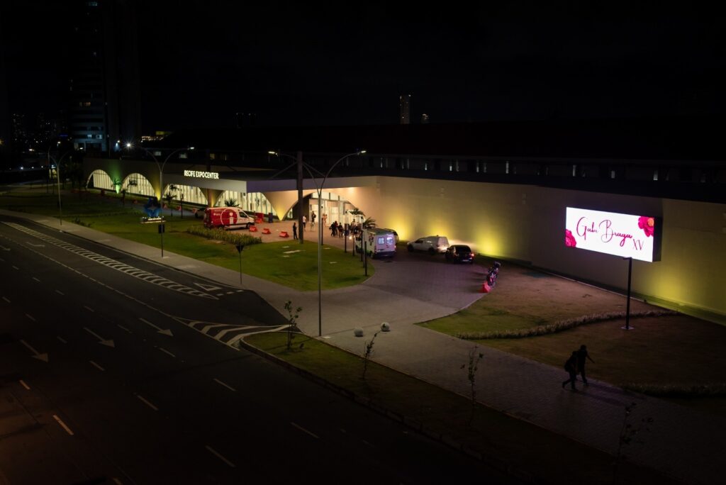 Recife Expo Center estreia no circuito de eventos sociais com XV de Gabi Braga 7 Segmento de Eventos Sociais: 15 anos de Gabi Braga.