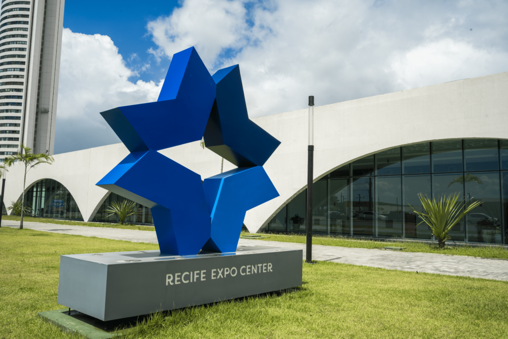 Foto da escultura no formato de estrela e na cor azul que é a logo do Recife Expo Center.