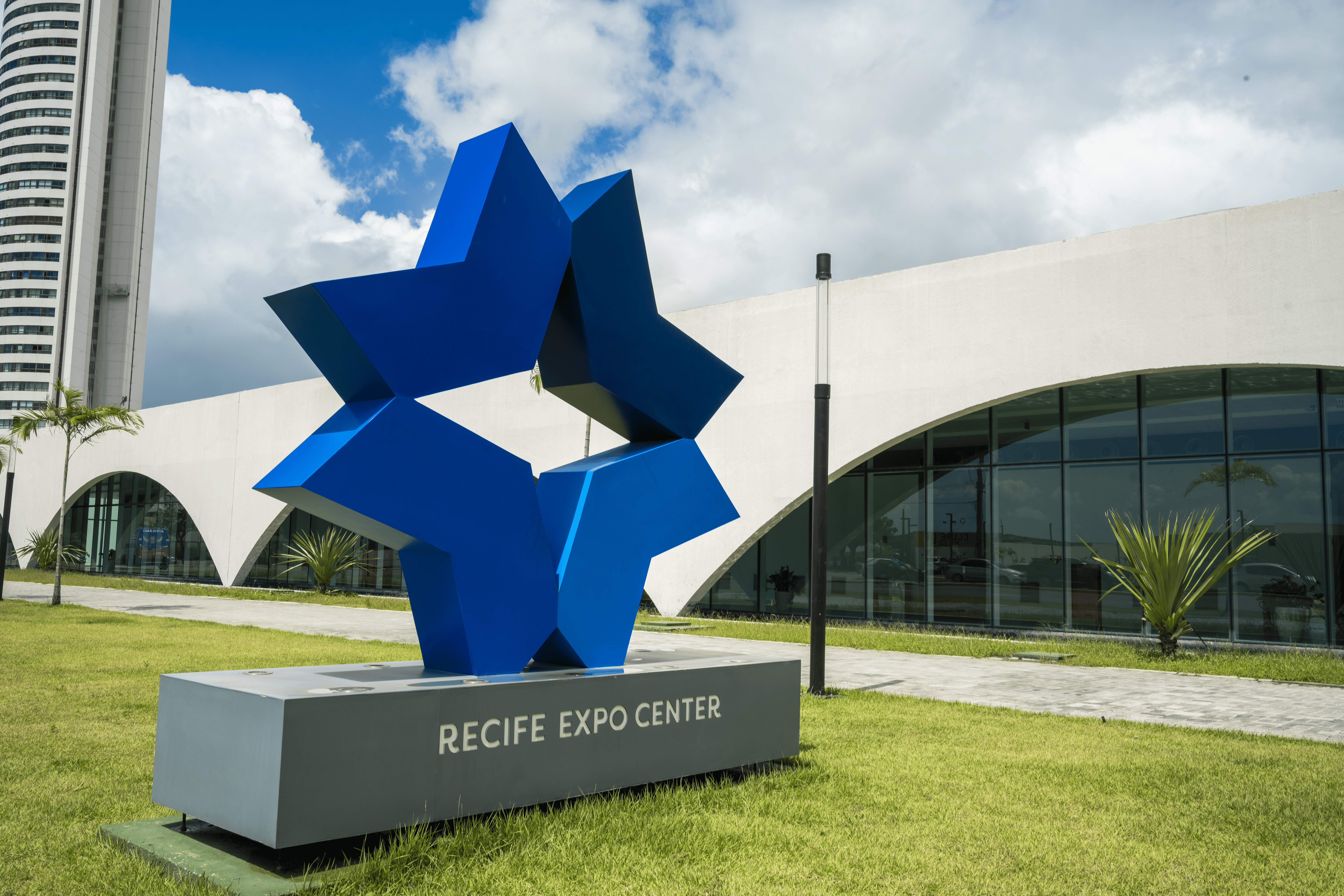 Foto da escultura no formato de estrela e na cor azul que é a logo do Recife Expo Center.