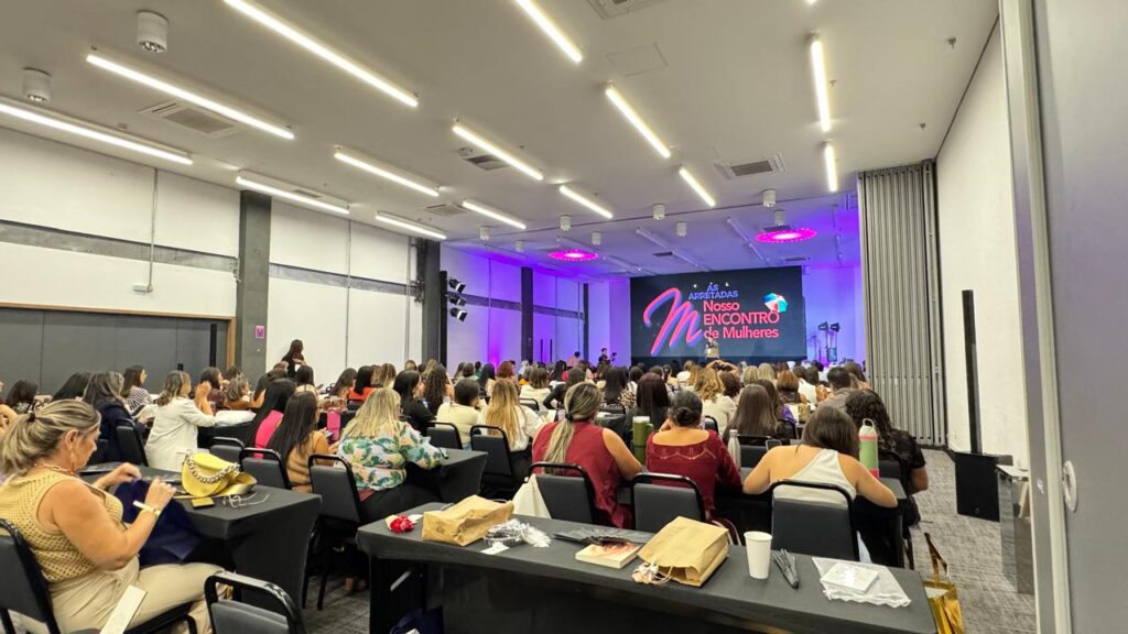 Foto da 2ª edição do evento Mulheres Arretadas em Movimento no Recife Expo Center. Foto da 2ª edição do evento Mulheres Arretadas em Movimento no Recife Expo Center.