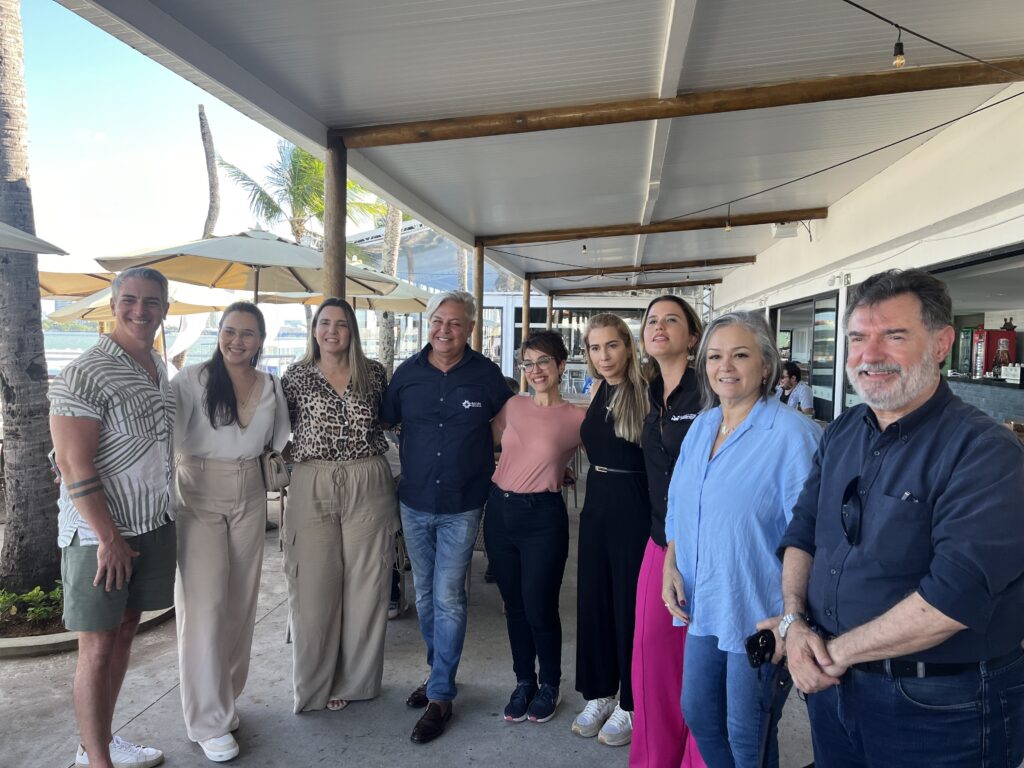 Convidados da Famtour reunidos num almoço no Catamarã Tours. 