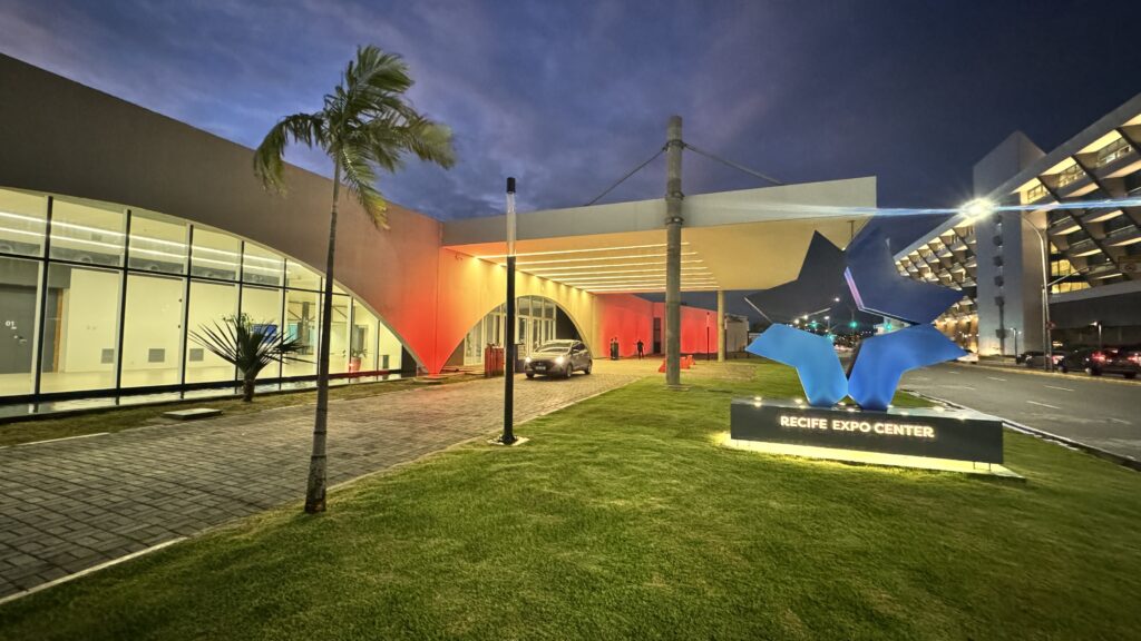 Recife Expo Center abraça o Junho Vermelho e incentiva a doação de sangue 1 Fachada do Recife Expo Center iluminada na cor vermelha fazendo referência ao Junho Vermelho, mês da campanha de incentivo à doação de sangue.
