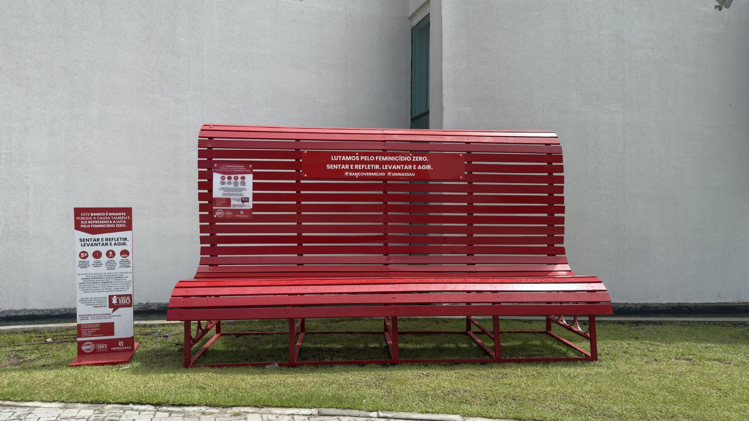 Banco Vermelho gigante instalado na frente do Recife Expo Center em prol da campanha contra o feminicídio.