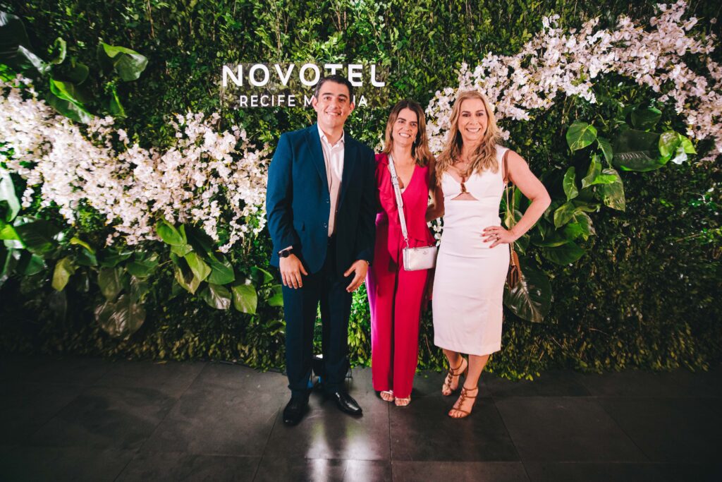 Foto da Diretora Tatiana Menezes na celebração do 1º ano do Novotel Recife Marina ao lado da Ana Paula Vilaça e o Gustavo Alves, gerente geral do hotel. 