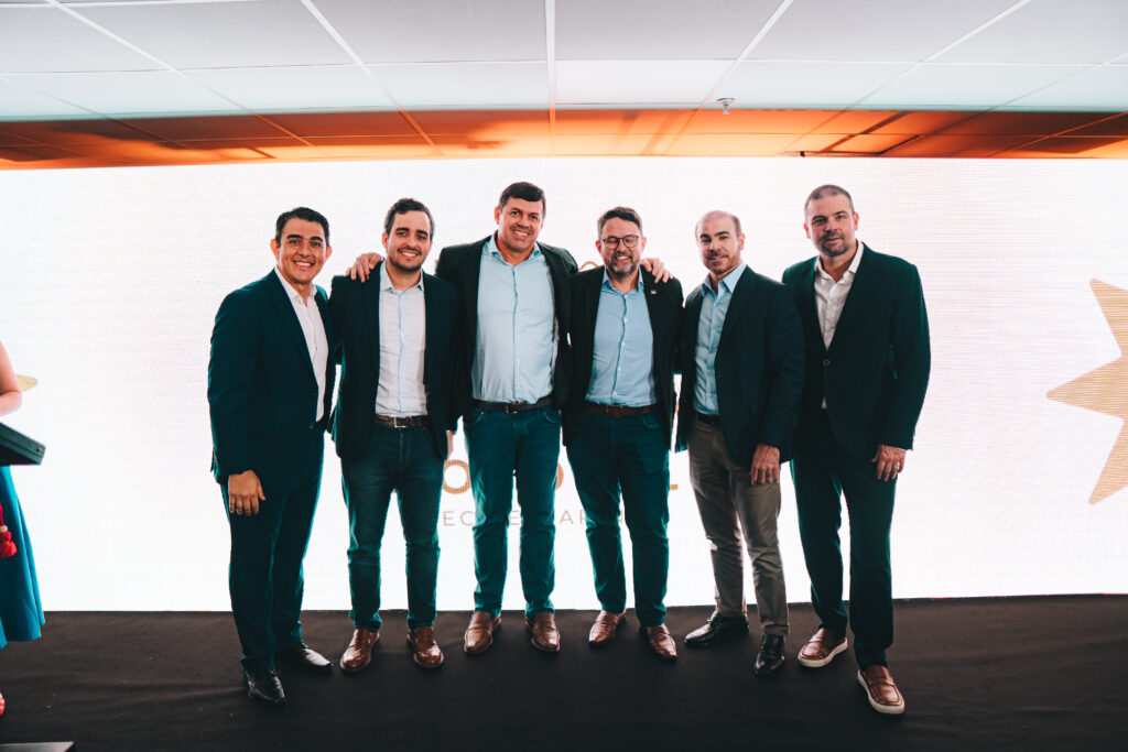 Foto da celebração do 1º ano do Novotel Recife Marina. 