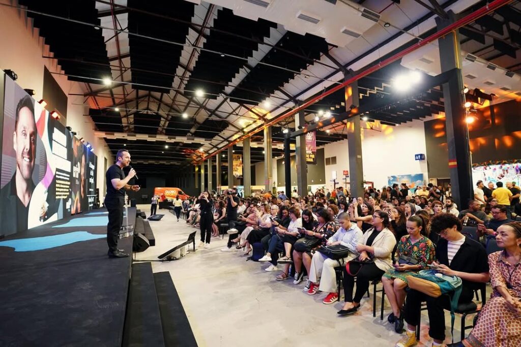 Festival CRIA.PE 2025 - Imagem exibindo a área do pavilhão, onde aconteciam as premiações e palestras, com o público sentado e todas as cadeiras cheias. 