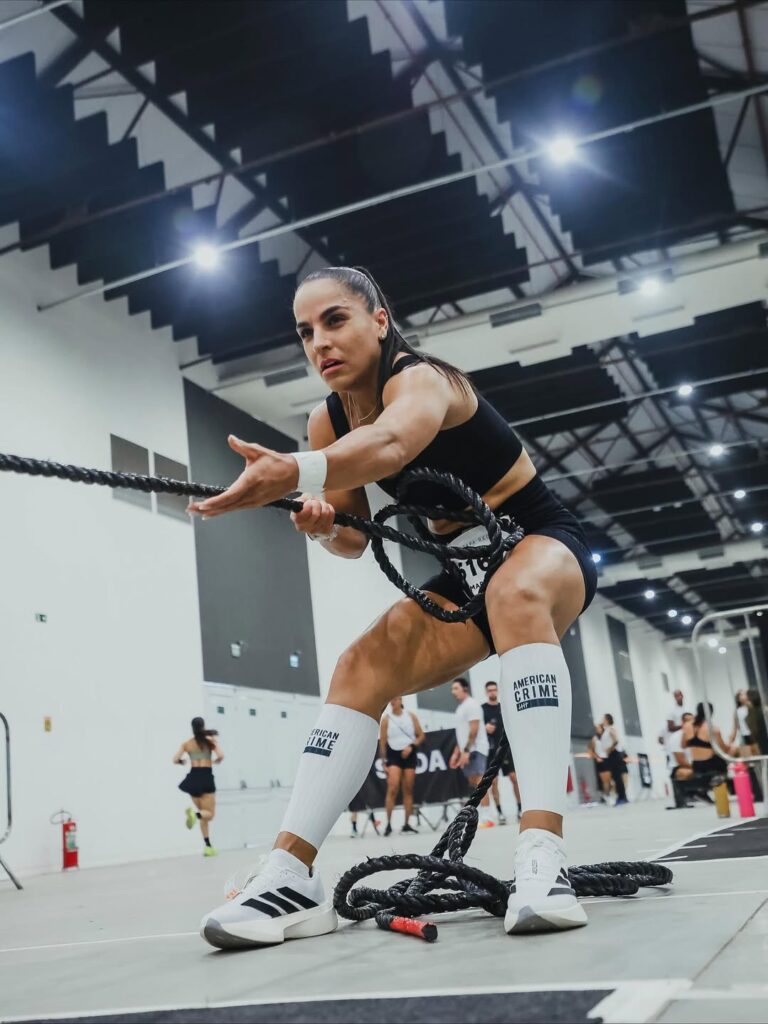 Hybrid Run 2025 - Foto de uma atleta feminina durante a competição hyrox. 