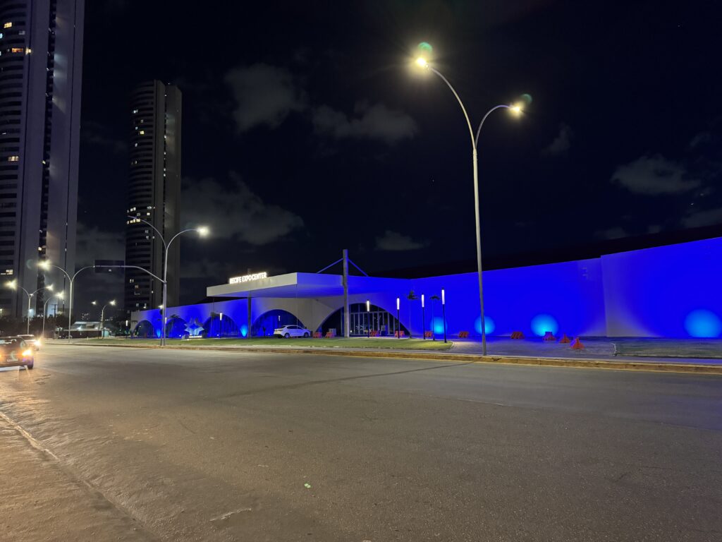 Novembro Azul - Fachada do REC iluminada na cor azul. 