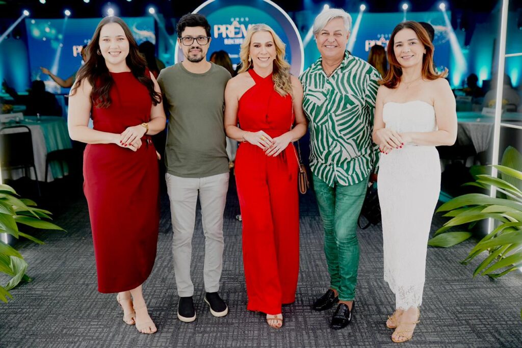 Prêmio Recife Convention Bureau 2025 - Imagem de alguns membros do Recife Expo Center com as idealizadoras do evento: Hellen e Carol.