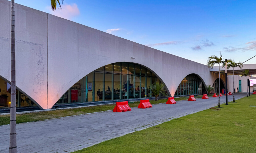 Recife Expo Center Ilumina Fachada em Apoio ao Dezembro Laranja e à Prevenção do Câncer de Pele 1 Dezembro Laranja: imagem da fachada do Recife Expo Center com a iluminação laranja em apoio a campanha de prevenção ao câncer de pele.