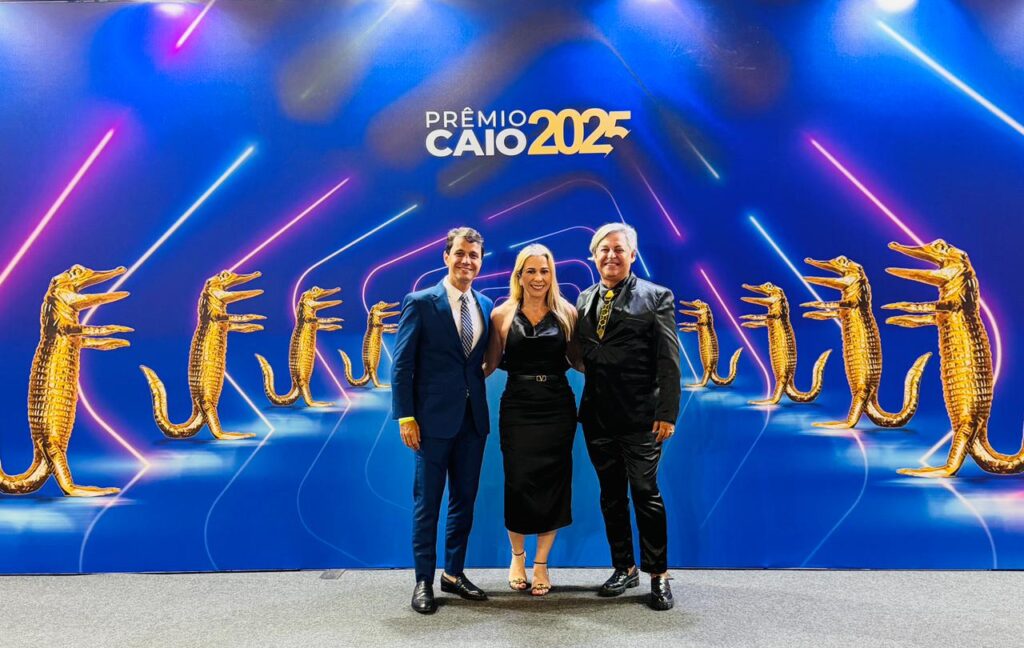 Recife Expo Center Conquista Prêmio Caio 2025 e Consolida Posição Entre os Principais Centros de Convenções do Brasil 4 Prêmio CAIO 2025: Diretora Tatiana ao lado do Diretor Paulo Menezes e o Gerente Comercial do Recife Expo Center, Almir Cardoso.