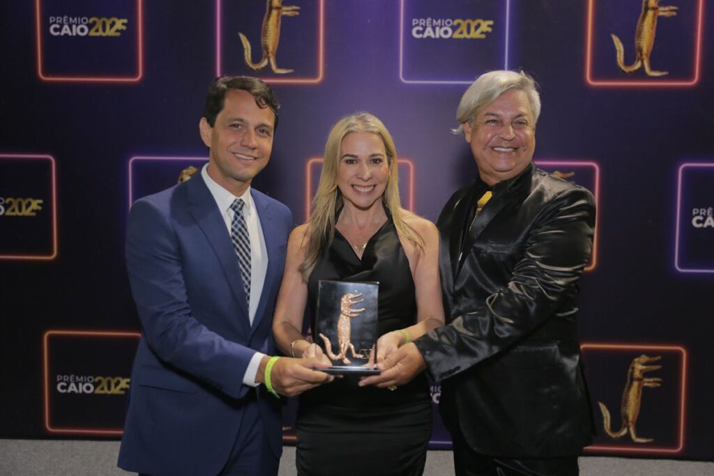 Recife Expo Center Conquista Prêmio Caio 2025 e Consolida Posição Entre os Principais Centros de Convenções do Brasil 1 Prêmio CAIO 2025 - Foto com o Diretor Paulo Cavalcanti, a Diretora Tatiana Menezes e o gerente comercial Almir Cardosos segurando o trófeu do prêmio CAIO 2025.