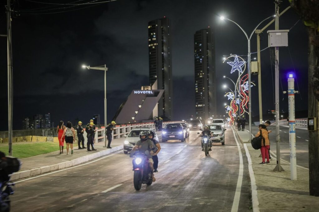 Reabertura da Ponte Giratória Fortalece Turismo de Eventos e Aproxima Visitantes do Recife Antigo 1 Foto da Ponte Giratória a noite no Recife.