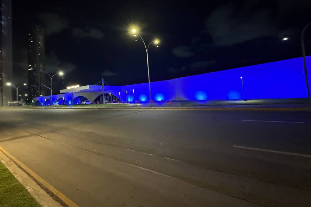 Recife Expo Center Ilumina Fachada de Azul Escuro em Março em Apoio à Prevenção do Câncer Colorretal 1 março azul escuro