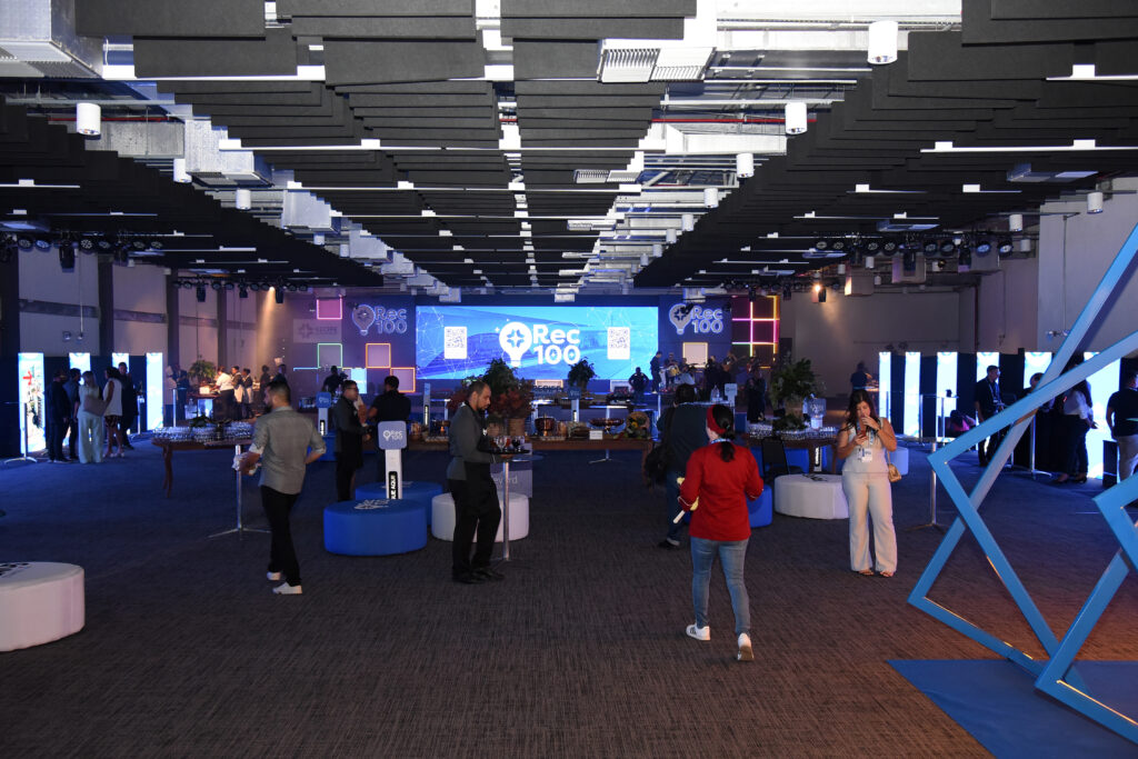 Recife Expo Center realizará segunda edição do REC 100 com foco em inovação e experiência no setor de eventos 1 REC 100 - 2ª Edição: foto do palco da primeira edição do evento.