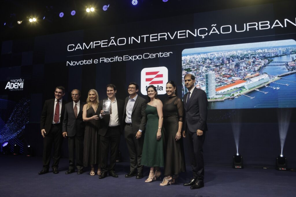 Troféu ADEMI-PE 2026: equipe do Recife Expo Center, Novotel Recife Marina e a Construtora TECLA recebendo a premiação. 
