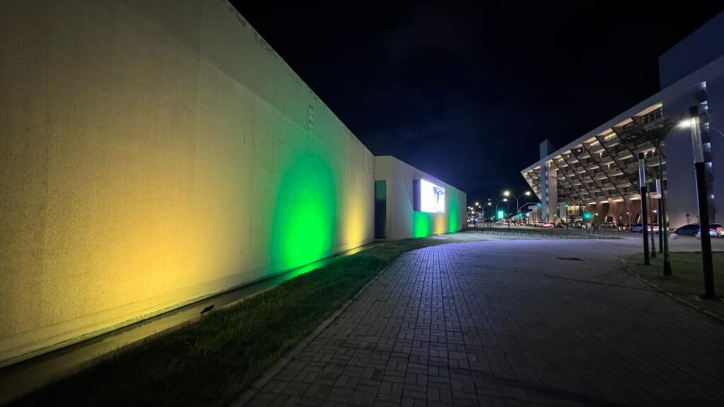 Recife Expo Center ilumina fachada nas cores verde e amarelo em apoio às campanhas de conscientização de julho 2 Julho verde e amarelo: foto da fachada do Recife Expo Center iluminada nas cores da campanha.
